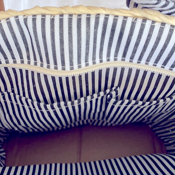 NWOT classic straw shoulder/tote Blue and White lining, zipper close. - Picture 3 of 7